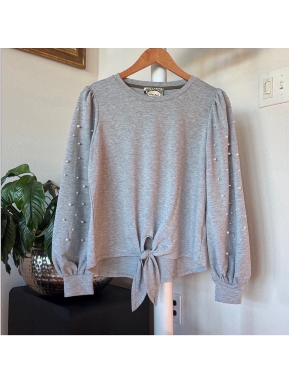 Women’s Gray sweatshirt Sz S Pearl detail Front Knot